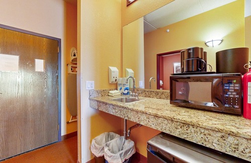 Wisconsin Dells Condo | Riverside resort studio with balcony