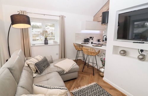 Newby Bridge Cottage | RIVERSIDE RETREAT, pet friendly, with a garden in Newby Bridge