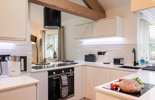 Newby Bridge Cottage | RIVERSIDE RETREAT, pet friendly, with a garden in Newby Bridge