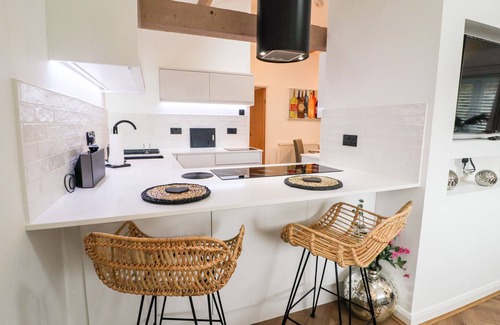 Newby Bridge Cottage | RIVERSIDE RETREAT, pet friendly, with a garden in Newby Bridge