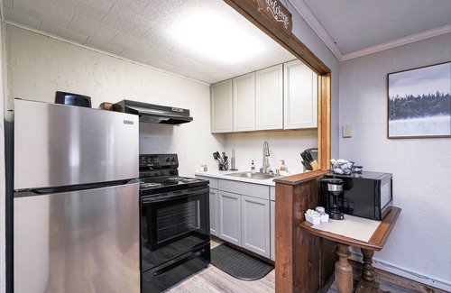 Elkins Cabin | Riverside Retreat*HotTub*2 Suites! 2 Kitchens!