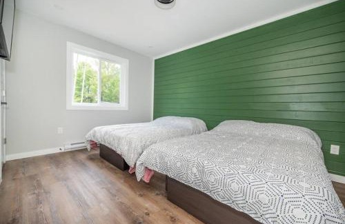 Mansfield-et-Pontefract Ski Chalet | Riverside Retreat: Maazah Cottage