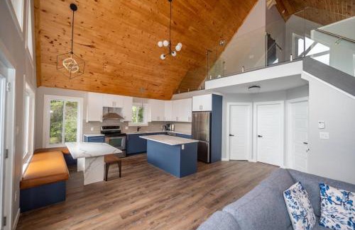 Mansfield-et-Pontefract Ski Chalet | Riverside Retreat: Maazah Cottage