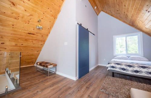 Mansfield-et-Pontefract Ski Chalet | Riverside Retreat: Maazah Cottage