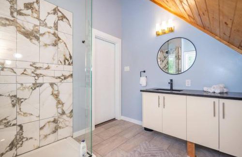 Mansfield-et-Pontefract Ski Chalet | Riverside Retreat: Maazah Cottage