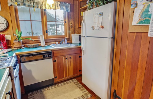 Yachats House | Riverside Retreat - Quiet Water