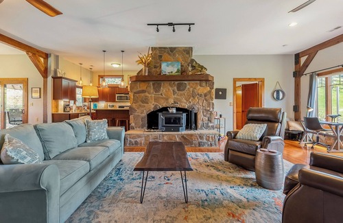 Pearisburg House | Riverside retreat with hot tub, scenic views, rustic charm & open-plan luxury – perfect escape!