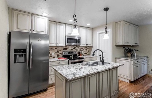 Lyons House | Riverside Retreat with Red Rock Canyon Views and High-Speed Internet