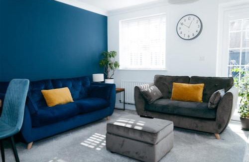 Shefford House | Riverside Stays, Modern House Stays, Shefford, Bedfordshire