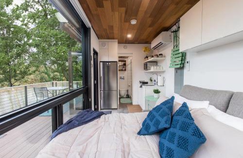 Rileyville Apartment | Riverside Tiny Cabin w Hot Tub, Fire Pit, & Kayaks