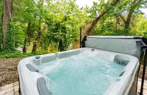 Rileyville Apartment | Riverside Tiny Cabin w Hot Tub, Fire Pit, & Kayaks