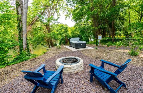 Rileyville Apartment | Riverside Tiny Cabin w Hot Tub, Fire Pit, & Kayaks