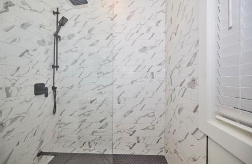 Niagara Falls House | Riverside Walk