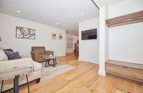 Niagara Falls House | Riverside Walk