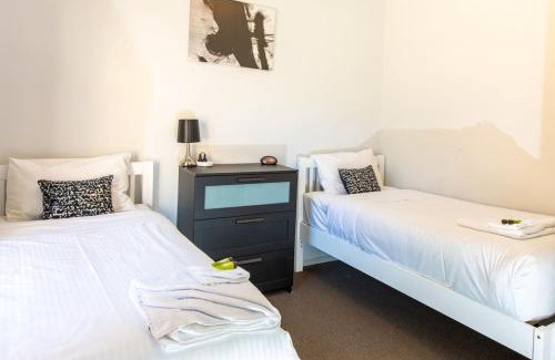 Gawler House | Riverview- Modern 3 Bedroom sleeps 2-8