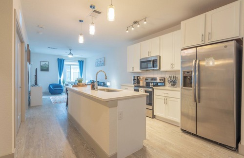 Downtown San Antonio Apartment | Riverwalk King Suite Apt Retreat with infinity pool Sofa Bed Gym & Free Parking