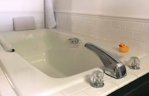 Deep River Center Bed & Breakfast | Riverwind Inn Bed & Breakfast