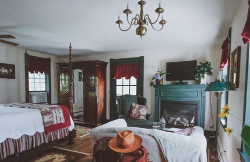 Deep River Center Bed & Breakfast | Riverwind Inn Bed & Breakfast