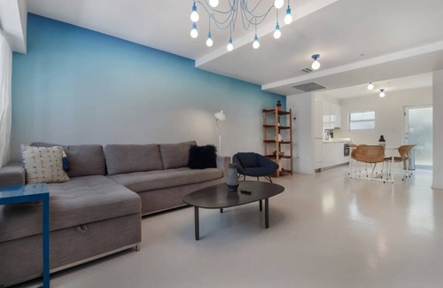 South Pointe House | Roami at 250 Collins | 5 Bed Combo | Next to Beach