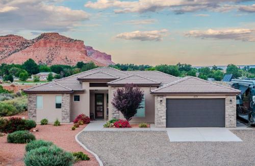 Kanab House | Roaming Red Rock 360 views RV Hook ups Family home