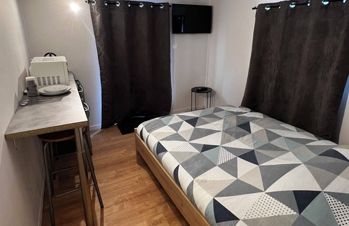 Bourges Apartment | Rob's Studio With Garden