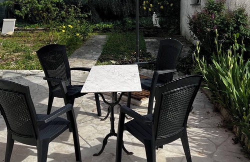 Bourges Apartment | Rob's Studio With Garden