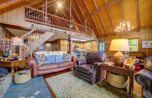 Robbinsville Cabin | Robbinsville Vacation Rental w/Covered Balcony