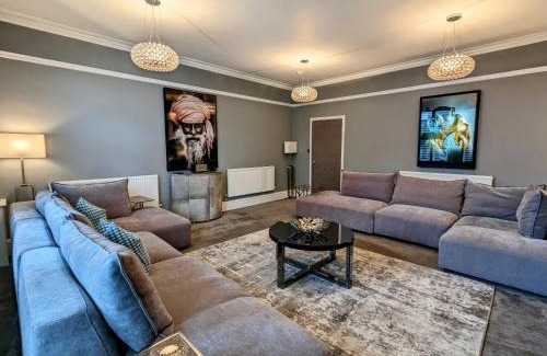 Trafford Apartment | Robert Bolt House, Free Parking, 1 Minute to Metrolink