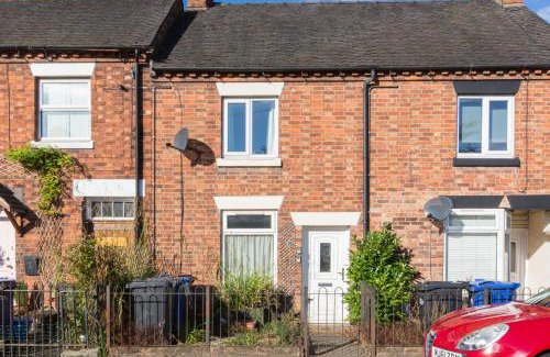 Rocester House | Rocester Rest close to Alton Towers & JCB, Netflix