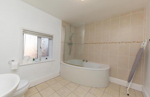 Rocester House | Rocester Rest close to Alton Towers & JCB, Netflix