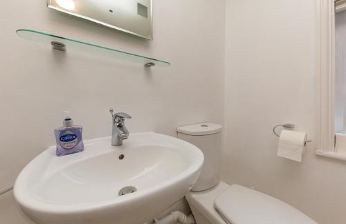 Rocester House | Rocester Rest close to Alton Towers & JCB, Netflix