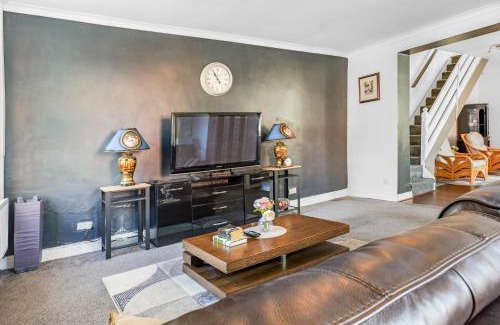 Rochdale House | Rochdale 3 Bedroom House 2 Bath with FREE Parking Sleeps 7