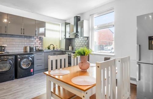 Rochdale House | Rochdale 3 Bedroom House 2 Bath with FREE Parking Sleeps 7
