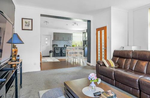 Rochdale House | Rochdale 3 Bedroom House 2 Bath with FREE Parking Sleeps 7