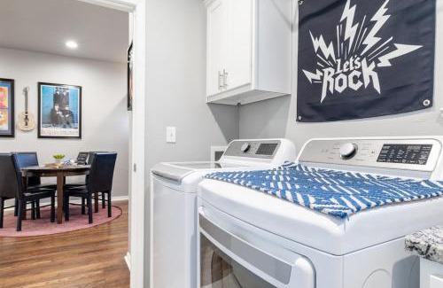 Chickasha House | Rock & Roll House, Fiber Internet, ROKU TV, Washer & Dryer, by DT Chickasha & Leg Lamp!