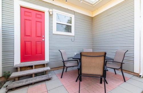 Chickasha House | Rock & Roll House, Fiber Internet, ROKU TV, Washer & Dryer, by DT Chickasha & Leg Lamp!