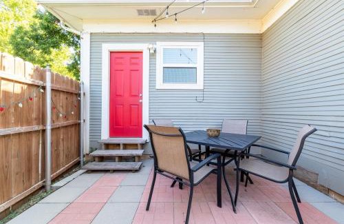 Chickasha House | Rock & Roll House, Fiber Internet, ROKU TV, Washer & Dryer, by DT Chickasha & Leg Lamp!