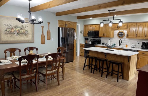 Cadiz House | Rockcastle Sunset Cove - Lakefront Vacation Retreat