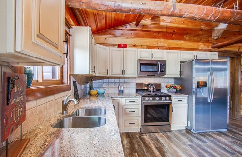 Green Mountain Falls House | Rockhaven Retreat with HOT TUB & EV Charger