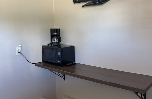 Faulkton Hotel | Rockin' E #1 - Clean, updated motel room
