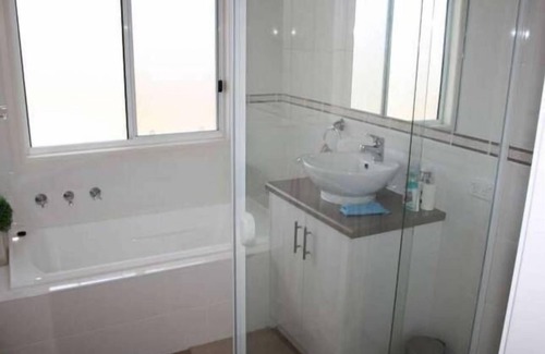Hayborough House | Rocks Retreat - Sleeps 10 Short walk to the beach