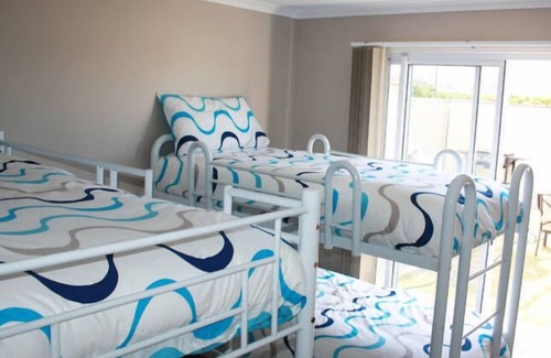 Hayborough House | Rocks Retreat - Sleeps 10 Short walk to the beach