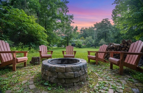 Afton Apartment | Rockwell Ridge: Chestnut Suite with Lux Bathroom