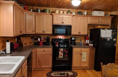 Cleveland House | Rocky Road Hideaway. close to Helen and Dahlonega
