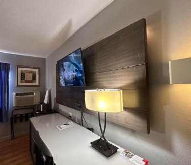 Emporia Hotel | Rodeway Inn Emporia