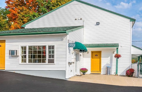 Lake George Hotel | Rodeway Inn Lake George Outlets