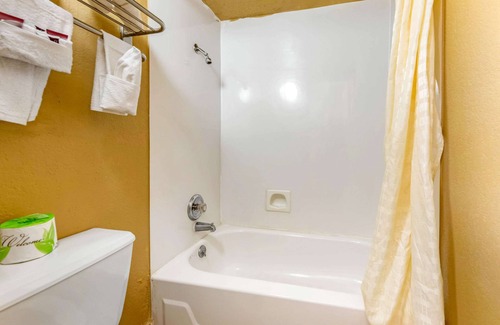 Pueblo Hotel | Rodeway Inn Pueblo CO