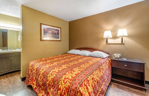 Pueblo Hotel | Rodeway Inn Pueblo CO