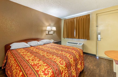 Pueblo Hotel | Rodeway Inn Pueblo CO