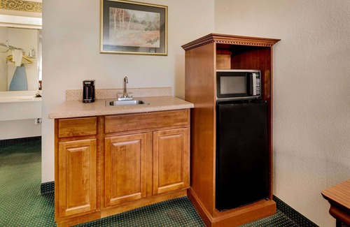 Sandersville Hotel | Rodeway Inn Sandersville